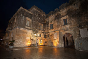 Il castello, o palazzo ducale, dei Castromediano-Limburg è una costruzione della seconda metà del XV secolo con aggiunte strutturali e rifacimenti affettuati nel corso del Cinquecento e del Seicento. Il nobile prospetto presenta un ingresso quattrocentesco, mentre del XVI secolo è la merlatura e il bastione. Il lato nord della fabbrica fu aggiunto nel Seicento. L'interno, caratterizzato da un atrio in cui è posizionata una statua in pietra leccese raffigurante Kiliano di Limburg, capostipite della famiglia Castromediano, ospita vasti ambienti decorati con elementi architettonici tipici del periodo barocco. The castle, or ducal palace, the Castromediano-Limburg is a construction of the second half of the fifteenth century, with structural additions and renovations affettuati during the sixteenth and seventeenth centuries. The noble prospect has an entrance century, while the sixteenth century battlements and ramparts. The north side of the factory was added in the seventeenth century. The interior features an atrium in which is positioned a stone statue depicting Killian Lecce Limburg, founder of the family Castromediano, has large rooms decorated with architectural elements typical of the Baroque period