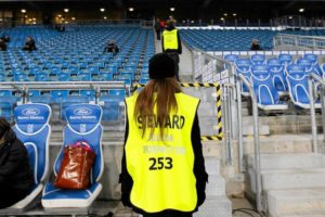 12.12.2011 POZNAN , STEWARD PILNUJACY PORZADKU NA MURAWIE PRZED MECZEM 17. KOLEJKI PILKARSKIEJ EKSTRAKLASY LECH POZNAN - ZAGLEBIE LUBLIN . FOT. LUKASZ OGRODOWCZYK / AGENCJA GAZETA SLOWA KLUCZOWE: BULGARSKA EKSTRAKLASA LECH POZNAN LIGA PILKA NOZNA SPORT ZAGLEBIE LUBLIN