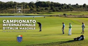 Roma, 13 mar. (askanews) - Sui percorsi dellAcaya Golf Club, a Vernole (LE), e del Donnafugata Golf Resort & Spa, a Ragusa, si svolgono i Campionati Internazionali dItalia (14-17 marzo) rispettivamente maschili e femminili. Il torneo maschile - AllAcaya Golf Club saranno in campo 132 giocatori, tra i migliori dEuropa, compresi numerosi azzurri fra i quali ricordiamo Andrea Romano (Castelgandolfo), Jacopo Albertoni (Marco Simone), Giacomo Fortini (Cus Ferrara), Pietro Bovari (Ambrosiano), Massimiliano Campigli (Torino) e Julien Paltrinieri (Verona), per citarne alcuni. Tra gli stranieri meritano attenzione lolandese Pierre Verlaar jr, il tedesco Claudio Consul, il francese Pierre Pineau e lo spagnolo Angel Hidalgo. La gara femminile - Al Donnafugata Golf Resort & Spa, tra le 102 iscritte vi sono, tra le altre azzurre, Alessia Nobilio e Clara Manzalini (Ambrosiano), Alessandra Fanali (Marco Simone), Letizia Bagnoli (Firenze), Caterina Don (La Margherita), Emilie Alba Paltrinieri e Tasa Torbica (Villa Condulmer). Tra le continentali più in vista le olandesi Zhen Bontan e Romy Meekers, laustriaca Emma Spitz e la svizzera Elena Moosmann. Entrambi i tornei si svolgono sulla distanza di 72 buche (18 al giorno). Il taglio, dopo il terzo giro, lascerà in gara per quello finale i primi 60 classificati e i pari merito al 60° posto. Dopo 54 buche sarà assegnato il Nations Trophy, per il quale si confronteranno le rappresentative nazionali formate da tre elementi.