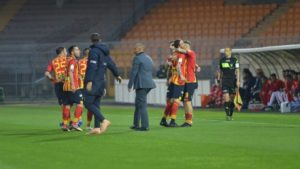 finita la partita il Lecce festeggia la conquista del primo posto in classifica